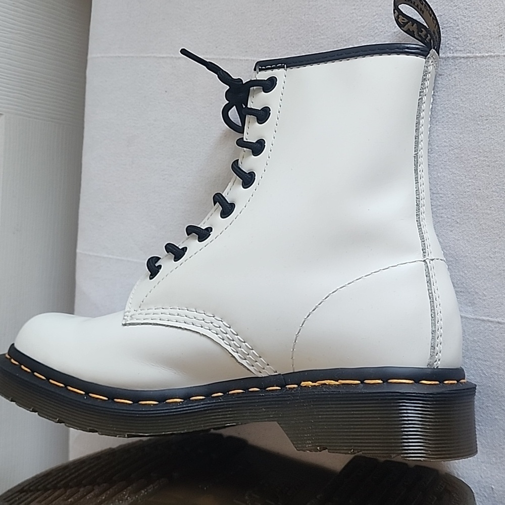 Dr. Martens Women's White Boots Size 7 - Picture 4 of 16